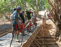 Jembatan Penghubung Dusun Sabe Laok Mulai Dicor, Babinsa Pimpin Semangat Gotong Royong