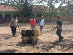 GOTONG ROYONG GEBYAR HUT RI KE-81 Muspika, TNI-Polri dan Warga Blega Kompak Bersihkan Lapangan Upacara