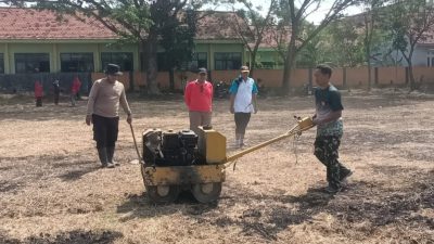 GOTONG ROYONG GEBYAR HUT RI KE-81 Muspika, TNI-Polri dan Warga Blega Kompak Bersihkan Lapangan Upacara