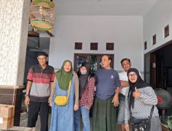 Alumni SMPN 5 Pamekasan Kompak Jenguk Rekan Sakit, Salurkan Bingkisan dan Doa