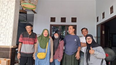 Alumni SMPN 5 Pamekasan Kompak Jenguk Rekan Sakit, Salurkan Bingkisan dan Doa