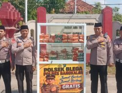 JUM’AT BERKAH JUM’AT BERBAGI Kapolsek Blega Iptu Herry Sutiyoko Kembali Bagikan Ratusan Kotak Nasi Gratis