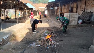 Koramil Larangan Pimpin Karya Bakti, Pasar Bersih Semangat Gotong Royong Menguat