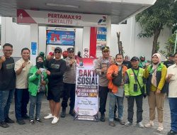 Senyum Ojol Gresik Saat Dapat BBM Gratis, Polsek Kebomas dan YALPK Group Gelar Bakti Sosial