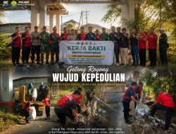 Polsek Palengaan Bersama TNI dan Pemuda IPNU Gotong Royong Bersihkan Lingkungan Desa Palengaan Daya