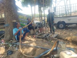 Babinsa Palengaan Tak Mundur, Pengeboran Air Tembus Tanah Berbatuan
