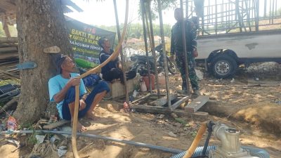 Babinsa Palengaan Tak Mundur, Pengeboran Air Tembus Tanah Berbatuan