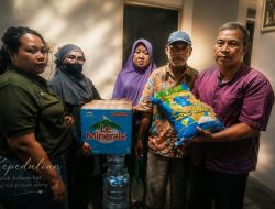 IWO Pamekasan Sambangi Kakek Penderita Stroke 24 Tahun, Salurkan Sembako dan Harapan