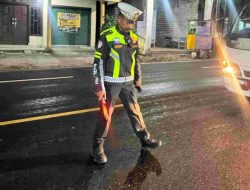 Cegah Jalan Licin Picu Kecelakaan, Satlantas Bangkalan Bersama Pemkab Sigap Siram Jalan di Galis